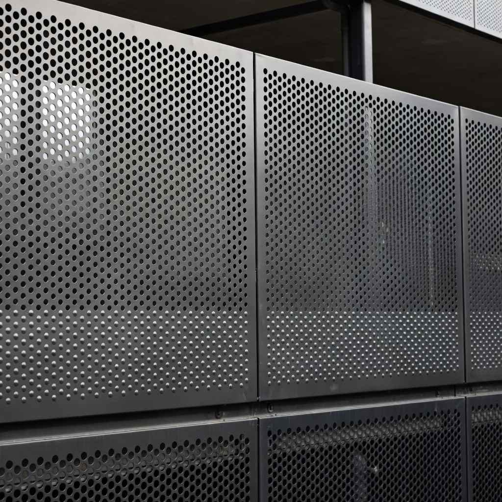 Монтаж перфорированного профлиста Т20